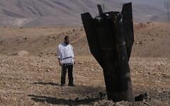 Un homme observant les débris d'un missile iranien qui s'est écrasé près de Jéricho, en Cisjordanie, le 8 juin 2026. (Crédit : Mahmoud Illean/AP)