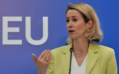La cheffe de la politique étrangère de l'Union européenne, Kaja Kallas, s'exprime devant les médias lors d'une réunion informelle de la défense de l'UE à Nicosie, à Chypre, le 8 juin 2026. (Crédit : AP Photo/Petros Karadjias)