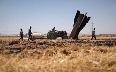 Des agriculteurs arrosant un champ agricole brûlé, à proximité d'éclats de missile iranien, près de la ville de Najha, en Syrie, le 8 juin 2026. (Crédit : Ghaith Alsayed/AP) Des agriculteurs arrosant un champ agricole brûlé, à proximité d'éclats de missile iranien, près de la ville de Najha, en Syrie, le 8 juin 2026. (Crédit : Ghaith Alsayed/AP)