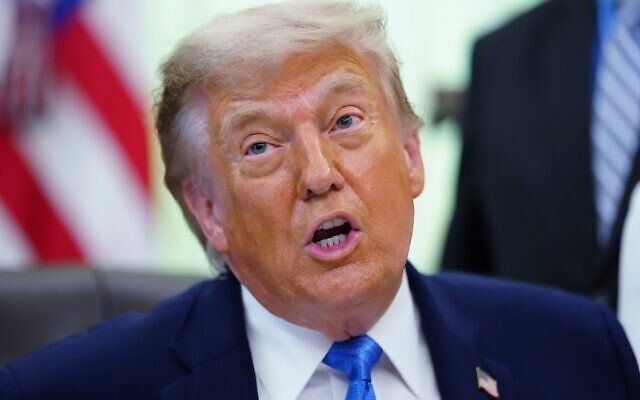 Le président américain Donald Trump s'exprime dans le Bureau ovale de la Maison Blanche, le 10 juin 2026, à Washington. (Crédit : AP/Julia Demaree Nikhinson)