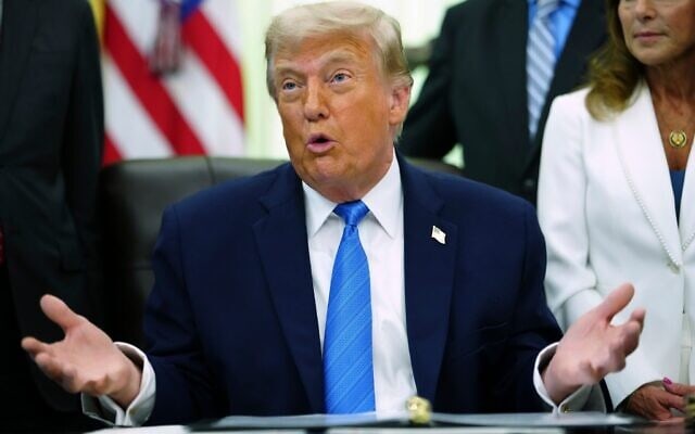 Le président américain Donald Trump s'exprime dans le Bureau ovale de la Maison Blanche, le 10 juin 2026, à Washington. (Crédit : AP/Julia Demaree Nikhinson)
