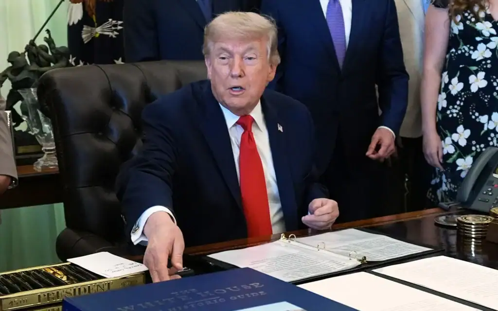 Le président américain Donald Trump s'exprime dans le Bureau ovale de la Maison Blanche, le 11 juin 2026, à Washington. (Crédit: AP/Jacquelyn Martin)