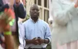 Adrian Boafo, député de l’État du Maryland et candidat démocrate au Congrès américain, s’entretient avec ses partisans lors de « l’AmeriPac Bull Roast », à Mitchellville, dans le Maryland, le 12 juin 2026. (Crédit : Gail Burton/AP)