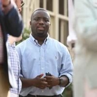 Adrian Boafo, député de l’État du Maryland et candidat démocrate au Congrès américain, s’entretient avec ses partisans lors de « l’AmeriPac Bull Roast », à Mitchellville, dans le Maryland, le 12 juin 2026. (Crédit : Gail Burton/AP)