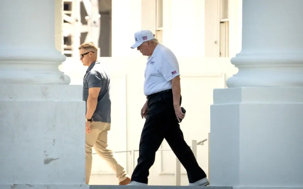 Le président américain Donald Trump se dirigeant vers sa limousine devant le portique nord de la Maison Blanche, à Washington, le 13 juin 2026. (Crédit : Mark Schiefelbein/AP)