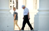 Le président américain Donald Trump se dirigeant vers sa limousine devant le portique nord de la Maison Blanche, à Washington, le 13 juin 2026. (Crédit : Mark Schiefelbein/AP)