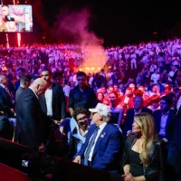 Le président américain Donald Trump, au centre, s’entretient avec le directeur de l’UFC, Dana White, à gauche, aux côtés de la première dame Melania Trump, lors de l’UFC Freedom 250 à la Maison Blanche, à Washington, le 15 juin 2026. (Crédit : Evan Vucci/AP)