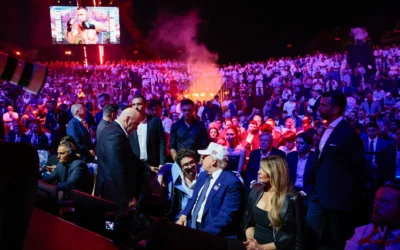 Le président américain Donald Trump, au centre, s’entretient avec le directeur de l’UFC, Dana White, à gauche, aux côtés de la première dame Melania Trump, lors de l’UFC Freedom 250 à la Maison Blanche, à Washington, le 15 juin 2026. (Crédit : Evan Vucci/AP)