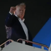 Le président américain Donald Trump fait un geste de la main au moment de monter à bord d'Air Force One, le lundi 15 juin 2026, sur la base interarmées d'Andrews, dans le Maryland. (Photo AP/Julia Demaree Nikhinson)