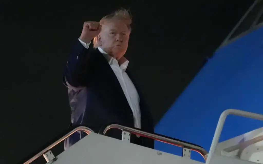 Le président américain Donald Trump monte à bord d'Air Force One, à la base militaire d'Andrews, dans le Maryland, le 15 juin 2026. (Crédit: AP/Julia Demaree Nikhinson)