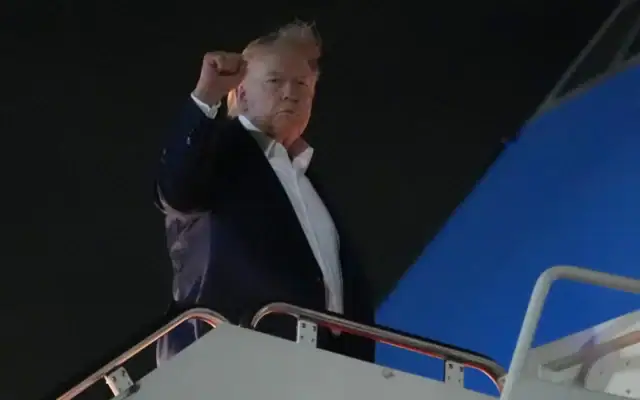 Le président américain Donald Trump monte à bord d'Air Force One, à la base militaire d'Andrews, dans le Maryland, le 15 juin 2026. (Crédit: AP/Julia Demaree Nikhinson)