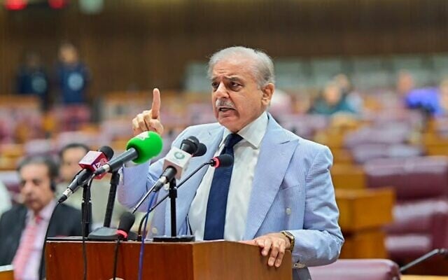 Sur cette photo diffusée par le cabinet du Premier ministre pakistanais, le Premier ministre Shehbaz Sharif s'exprime sur le conflit entre les États-Unis et l'Iran, lors d'une séance de l'Assemblée nationale à Islamabad, au Pakistan, le 15 juin 2026. (Crédit : Cabinet du Premier ministre pakistanais via AP)