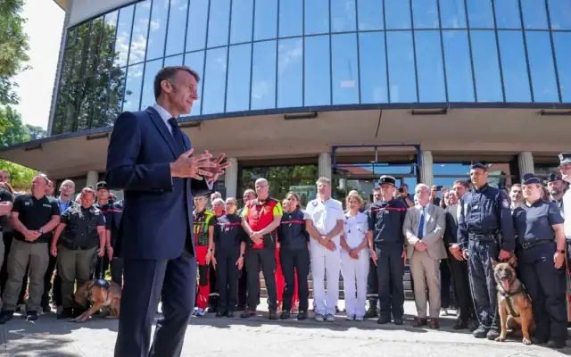 Le président français Emmanuel Macron rencontre des membres des forces de sécurité, en amont du sommet du G7, à Évian-les-Bains, en France, le 15 juin 2026. (Crédit: Christian Hartmann/Pool Photo via AP)