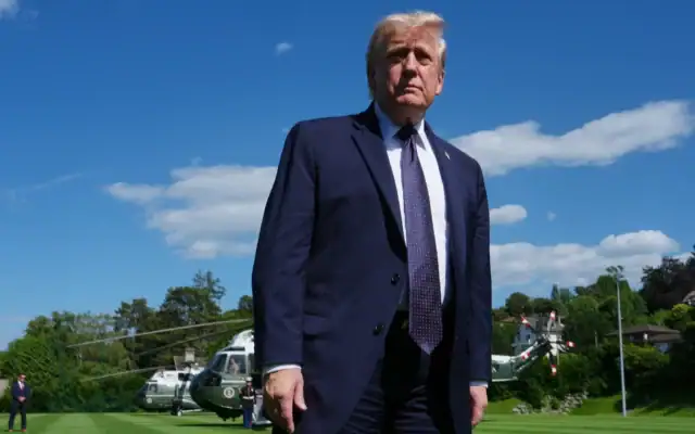 Le président américain Donald Trump arrive au sommet du G7, le 15 juin 2026, à Évian-les-Bains, en France. (Crédit: AP/Julia Demaree Nikhinson)