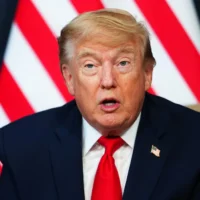 Le président américain Donald Trump rencontre l'émir du Qatar, le cheikh Tamim bin Hamad Al Thani (non visible sur la photo), lors d'une réunion bilatérale en marge du sommet du G7, le 16 juin 2026, à Évian-les-Bains, en France. (Crédit: AP/Julia Demaree Nikhinson)