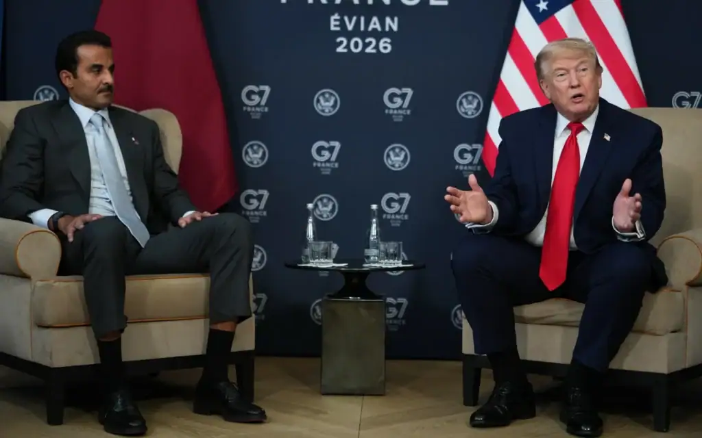 Le président américain Donald Trump et l’émir du Qatar, le cheikh Tamim ben Hamad al-Thani, lors d’une réunion bilatérale en marge du sommet du G7, le 16 juin 2026, à Évian-les-Bains, en France. (Crédit : Julia Demaree Nikhinson/AP) Le président américain Donald Trump et l’émir du Qatar, le cheikh Tamim ben Hamad al-Thani, lors d’une réunion bilatérale en marge du sommet du G7, le 16 juin 2026, à Évian-les-Bains, en France. (Crédit : Julia Demaree Nikhinson/AP)