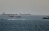 Des pétroliers et des navires de marchandises, dans le golfe d'Oman, le long des voies maritimes reliant le détroit d'Ormuz et la mer d'Arabie, le 16 juin 2026. (Crédit : AP)
