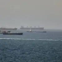 Des pétroliers et des navires de marchandises, dans le golfe d'Oman, le long des voies maritimes reliant le détroit d'Ormuz et la mer d'Arabie, le 16 juin 2026. (Crédit : AP)