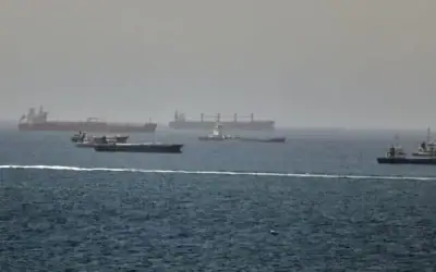 Des pétroliers et des navires de marchandises, dans le golfe d'Oman, le long des voies maritimes reliant le détroit d'Ormuz et la mer d'Arabie, le 16 juin 2026. (Crédit : AP)
