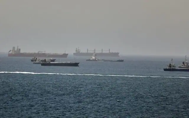 Illustration : Des pétroliers et des navires de marchandises, dans le golfe d'Oman, le long des voies maritimes reliant le détroit d'Ormuz et la mer d'Arabie, le 16 juin 2026. (Crédit : AP)