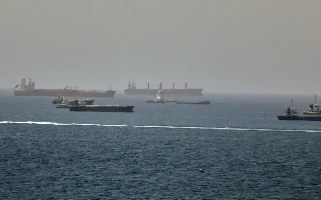 Photo d'illustration: Des pétroliers et des navires de charge sont visibles dans le golfe d'Oman, le long des routes maritimes reliant le détroit d'Ormuz à la mer d'Oman, le 16 juin 2026. (Crédit: AP)