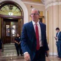 John Thune, chef de la majorité au Sénat américain, allant de l'hémicycle à son bureau au Capitole, à Washington, le 16 juin 2026. (Crédit : J. Scott Applewhite/AP)
