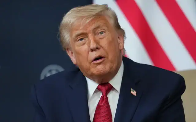 Le président américain Donald Trump rencontre le président égyptien Abdel-Fattah el-Sissi (absent de la photo) en marge du sommet du G7, le 17 juin 2026, à Évian-les-Bains, en France. (Crédit: AP Photo/Julia Demaree Nikhinson)