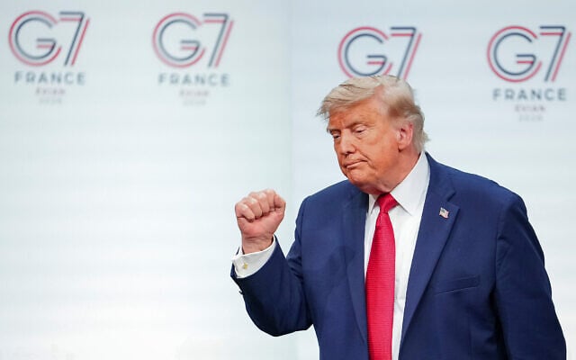 Le président américain Donald Trump fait un geste en quittant la scène à l'issue d'une conférence de presse organisée à la fin du sommet du G7 à Évian-les-Bains, en France, le 17 juin 2026. (Crédit: AP Photo/Vadim Ghirda)