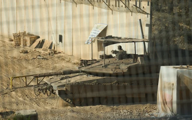Des soldats israéliens traversent la frontière à bord d'un char depuis le sud du Liban vers le nord d'Israël, le 18 juin 2026. (Crédit: AP/Ariel Schalit)