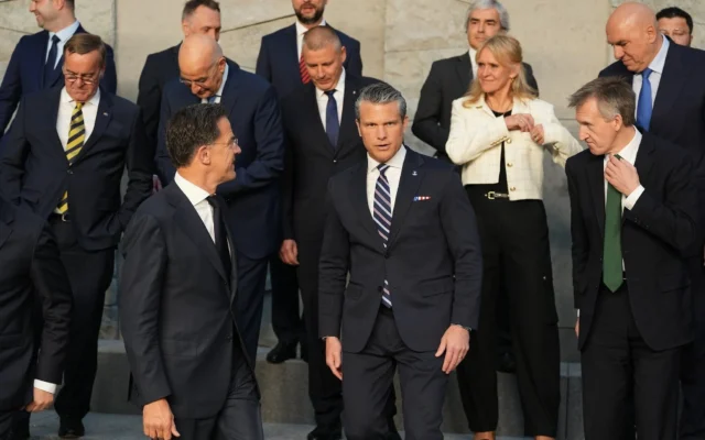 De gauche à droite, le ministre allemand de la Défense Boris Pistorius, le ministre grec de la Défense Nikolaos Dendias, le secrétaire général de l’OTAN Mark Rutte, le ministre hongrois de la Défense Romulusz Ruszin-Szendi, le secrétaire américain à la Défense Pete Hegseth, la ministre islandaise de la Défense Katrin Gunnarsdottir, le secrétaire britannique à la Défense Dan Jarvis et le ministre italien de la Défense Guido Crosetto lors d’une photo de groupe des ministres de la Défense de l’OTAN au siège de l’OTAN à Bruxelles, en Belgique, le 18 juin 2026. (Crédit: AP Photo/Virginia Mayo)