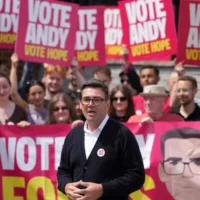 Andy Burnham, candidat travailliste britannique à Makerfield, s'adresse à ses partisans lors de l'élection partielle à Makerfield, en Angleterre, le jeudi 18 juin 2026, où les électeurs votaient pour élire leur nouveau parlementaire, Andy Burnham du Parti travailliste étant le principal prétendant. (AP/Jon Super)