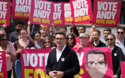 Andy Burnham, candidat travailliste britannique à Makerfield, s'adresse à ses partisans lors de l'élection partielle à Makerfield, en Angleterre, le jeudi 18 juin 2026, où les électeurs votaient pour élire leur nouveau parlementaire, Andy Burnham du Parti travailliste étant le principal prétendant. (AP/Jon Super) Andy Burnham, candidat travailliste britannique à Makerfield, s'adresse à ses partisans lors de l'élection partielle à Makerfield, en Angleterre, le jeudi 18 juin 2026, où les électeurs votaient pour élire leur nouveau parlementaire, Andy Burnham du Parti travailliste étant le principal prétendant. (AP/Jon Super)