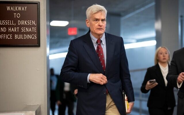 Le sénateur américain Bill Cassidy se rendant à une réunion politique républicaine à huis clos, au Capitole, à Washington, le 16 juin 2026. (Crédit : J. Scott Applewhite/AP)