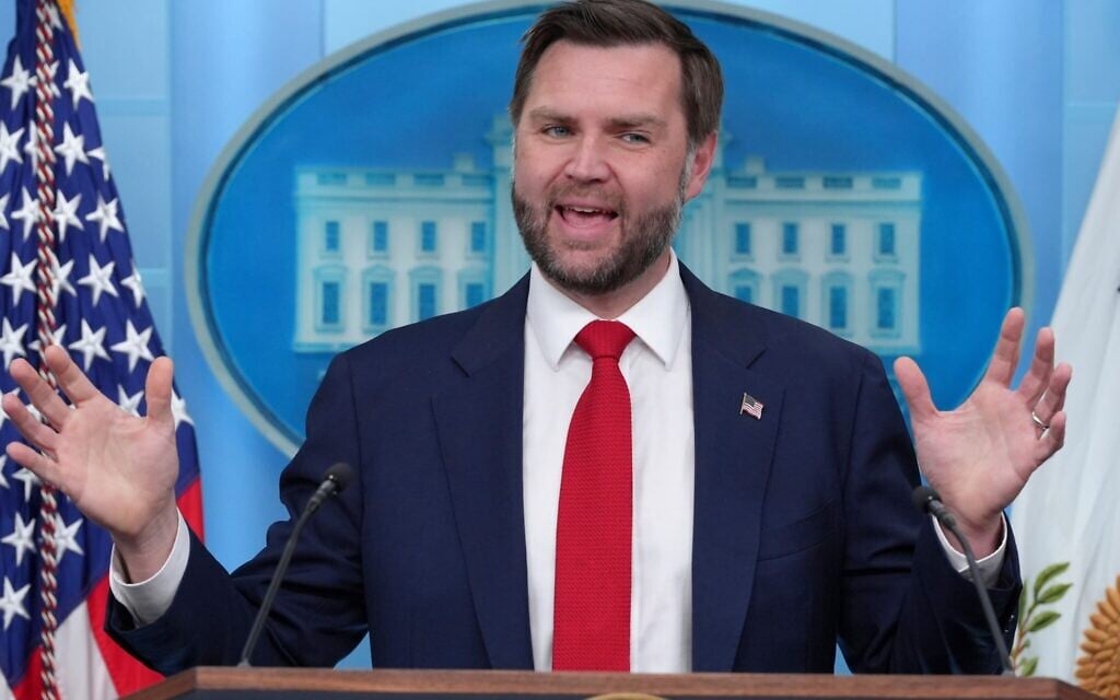 Le vice-président américain JD Vance s'adresse aux journalistes dans la salle de presse James Brady de la Maison Blanche, le 18 juin 2026, à Washington. (Crédit : AP Photo/Jacquelyn Martin)