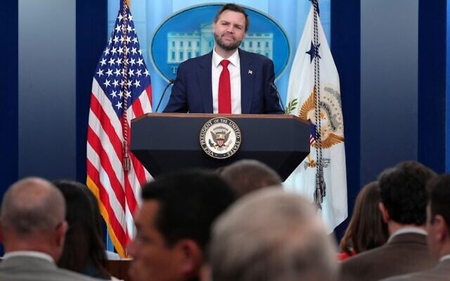 Le vice-président américain JD Vance écoute un journaliste poser une question dans la salle de presse James Brady de la Maison Blanche, le 18 juin 2026, à Washington. (Crédit : AP/Jacquelyn Martin)