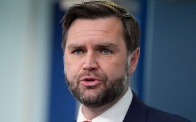 Le vice-président JD Vance s'adressant aux journalistes dans la salle de presse James S. Brady de la Maison Blanche, à Washington, le 18 juin 2026. (Crédit : Manuel Balce Ceneta/AP)