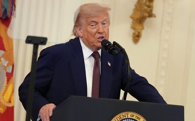 Le président américain Donald Trump s'exprimant lors d'une cérémonie de remise de la Médaille d'honneur dans la Salle Est de la Maison Blanche, à Washington, le 18 juin 2026. (Crédit : Jacquelyn Martin/AP) Le président américain Donald Trump s'exprimant lors d'une cérémonie de remise de la Médaille d'honneur dans la Salle Est de la Maison Blanche, à Washington, le 18 juin 2026. (Crédit : Jacquelyn Martin/AP)