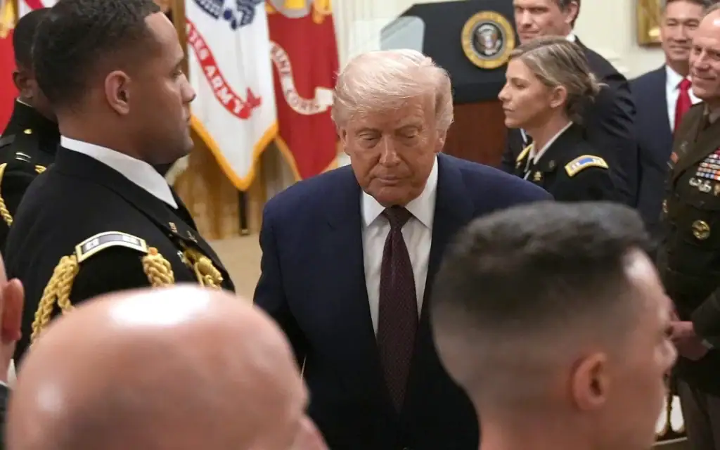 Le président américain Donald Trump quitte une cérémonie de remise de la Médaille d'honneur qui s'est tenue dans la Salle Est de la Maison Blanche, le 18 juin 2026, à Washington. (Crédit: AP/Jacquelyn Martin)