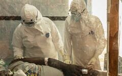 Des professionnels de santé s'occupant d'un patient atteint d'Ebola au centre de traitement de Rwampara, en Ituri, au Congo, le 18 juin 2026. (Crédit : Moses Sawasawa/AP)