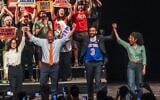 Les candidats démocrates au Congrès, Claire Valdez, Brad Lander et Darializa Avila Chevalier, posent sur scène aux côtés du maire Zohran Mamdani lors d'un rassemblement visant à inciter les électeurs à voter, organisé en amont des primaires new-yorkaises à New York, le 18 juin 2026. (Crédit : AP Photo/Ryan Murphy)