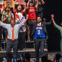 Les candidats démocrates au Congrès, Claire Valdez, Brad Lander et Darializa Avila Chevalier, sur scène aux côtés du maire Zohran Mamdani lors d'un rassemblement visant à inciter les électeurs à voter, organisé en amont des primaires new-yorkaises, à New York, le 18 juin 2026. (Crédit : Ryan Murphy/AP Photo)