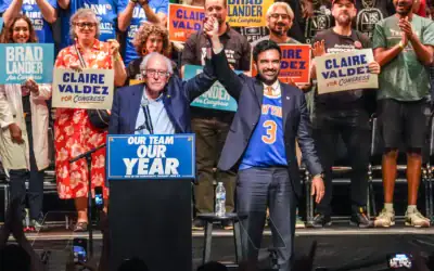 Le maire de New York, Zohran Mamdani (à droite), fait un geste sur scène aux côtés du sénateur Bernie Sanders lors d’un rassemblement visant à inciter les électeurs à voter avant les primaires de New York, dans l’arrondissement de Brooklyn, à New York, le 18 juin 2026. (Crédit : Ryan Murphy/AP)