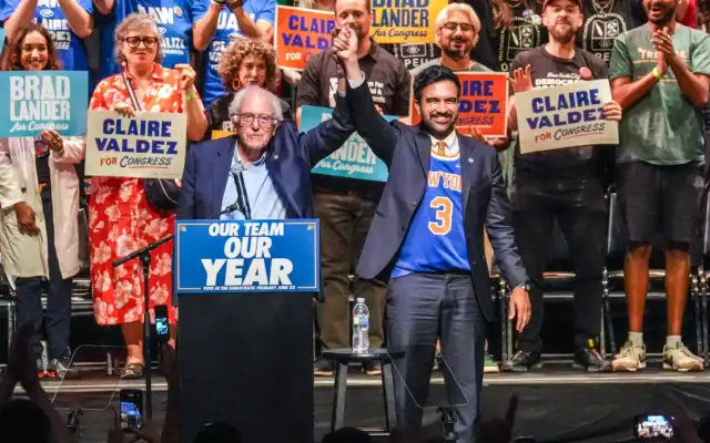Le maire de New York, Zohran Mamdani (à droite), fait un geste sur scène aux côtés du sénateur Bernie Sanders lors d’un rassemblement visant à inciter les électeurs à voter avant les primaires de New York, dans l’arrondissement de Brooklyn, à New York, le 18 juin 2026. (Crédit : Ryan Murphy/AP) Le maire de New York, Zohran Mamdani (à droite), fait un geste sur scène aux côtés du sénateur Bernie Sanders lors d’un rassemblement visant à inciter les électeurs à voter avant les primaires de New York, dans l’arrondissement de Brooklyn, à New York, le 18 juin 2026. (Crédit : Ryan Murphy/AP)