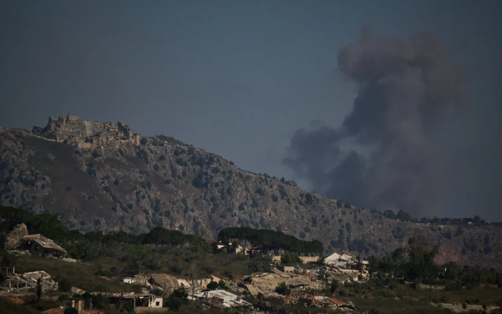 De la fumée s'élève dans le ciel près du château de Beaufort à la suite d'une frappe militaire israélienne dans le sud du Liban, vue depuis le nord d'Israël, le 19 juin 2026. (Crédit: AP/Leo Correa)
