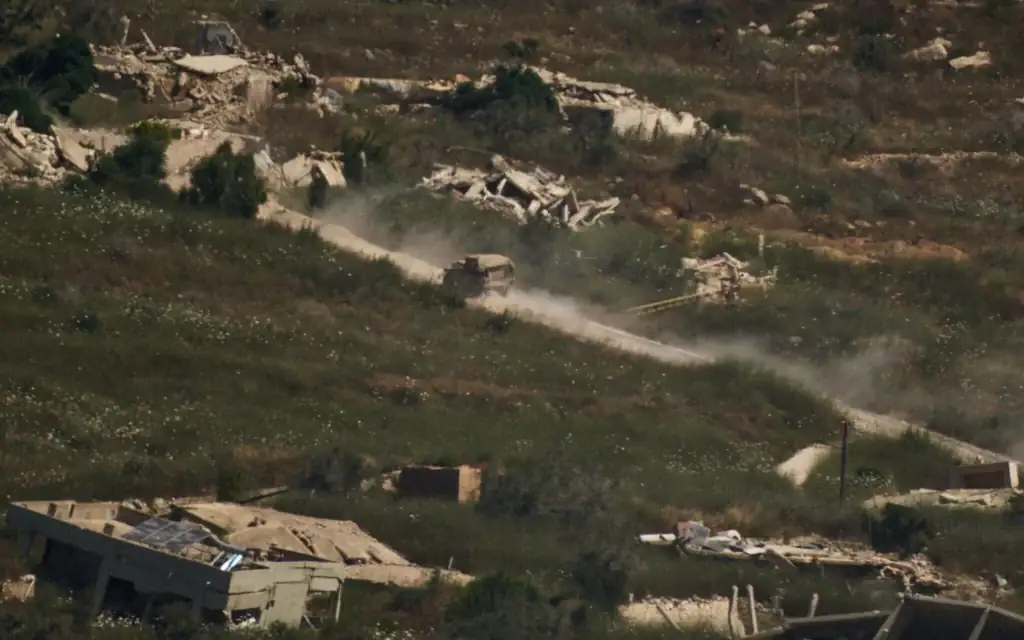 Illustration : Un véhicule militaire de l'armée israélienne passe devant des bâtiments détruits dans le sud du Liban, vu depuis le nord d'Israël, le 19 juin 2026. (Crédit: AP/Leo Correa)