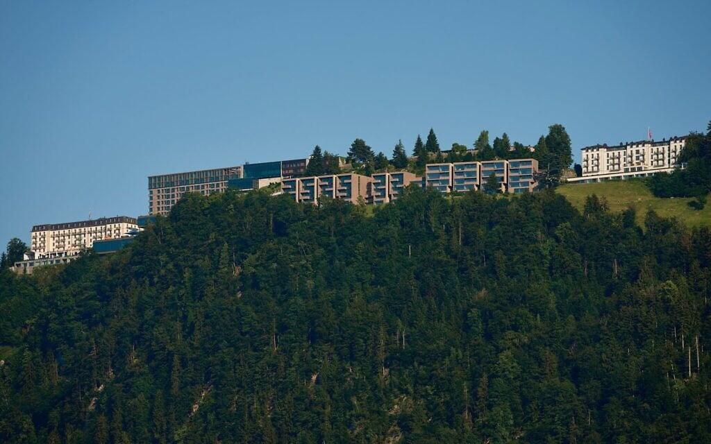 Le Bürgenstock Resort, potentiel cadre des négociations entre les États-Unis et l'Iran, situé à Obbuergen, en Suisse, près de Lucerne, le 18 juin 2026. (Crédit : Vadim Ghirda/AP)
