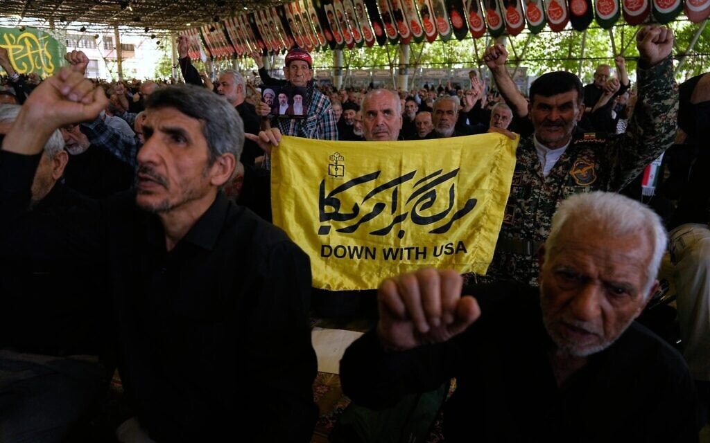 Des fidèles iraniens scandant des slogans lors de la prière du vendredi sur le campus de l'université de Téhéran, à Téhéran, en Iran, le 19 juin 2026. (Crédit : Vahid Salemi/AP)
