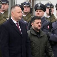 Le président polonais Karol Nawrocki (à gauche) et le président ukrainien Volodymyr Zelenskyy assistant à une cérémonie officielle d'accueil avant leur rencontre au Palais présidentiel de Varsovie, en Pologne, le 19 décembre 2025. (Crédit : Czarek Sokolowski/AP)