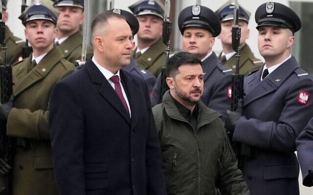 Le président polonais Karol Nawrocki (à gauche) et le président ukrainien Volodymyr Zelenskyy assistant à une cérémonie officielle d'accueil avant leur rencontre au Palais présidentiel de Varsovie, en Pologne, le 19 décembre 2025. (Crédit : Czarek Sokolowski/AP)