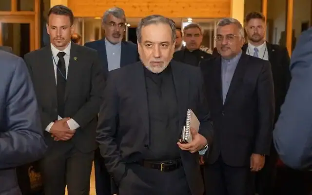 Le ministre des Affaires étrangères de l'Iran, Abbas Araghchi (au centre), arrivant au centre de villégiature Burgenstock à Obbuergen, près de Lucerne, en Suisse, tôt dans la matinée du 21 juin 2026. (Crédit : Urs Flueeler/Keystone, Pool via AP)